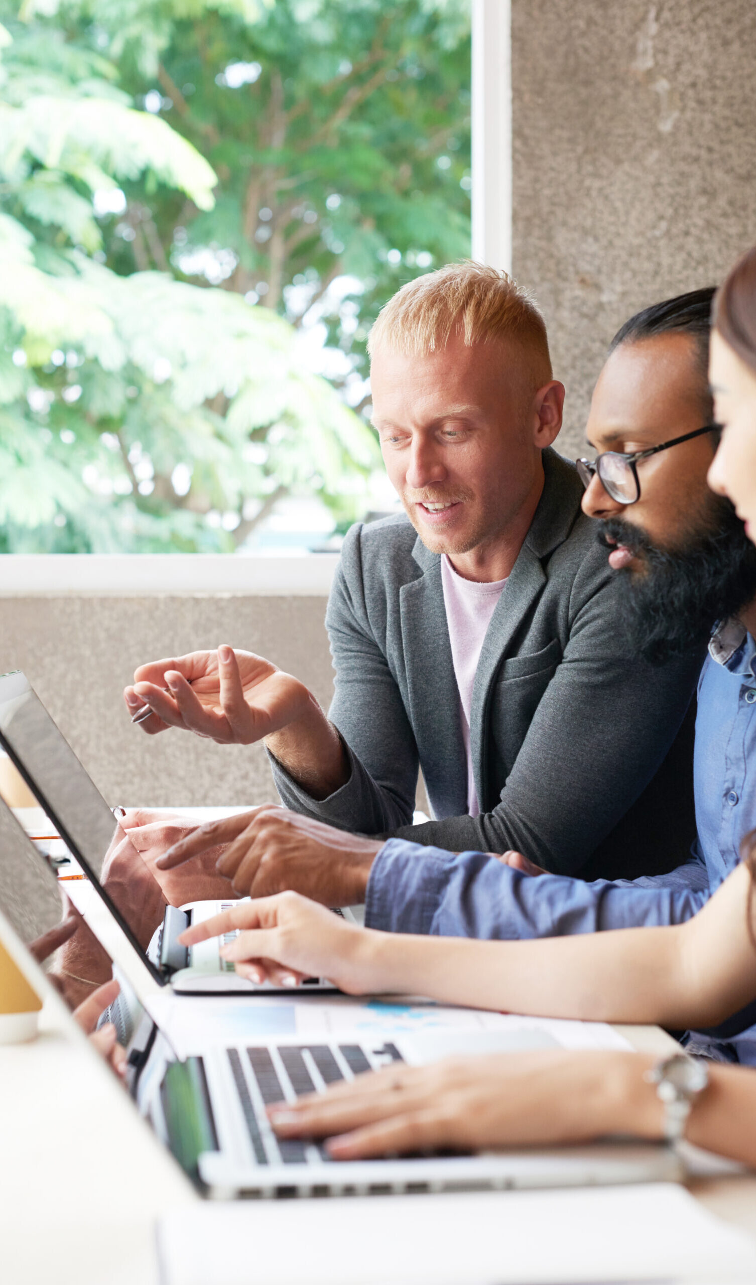 People discussing online presentation